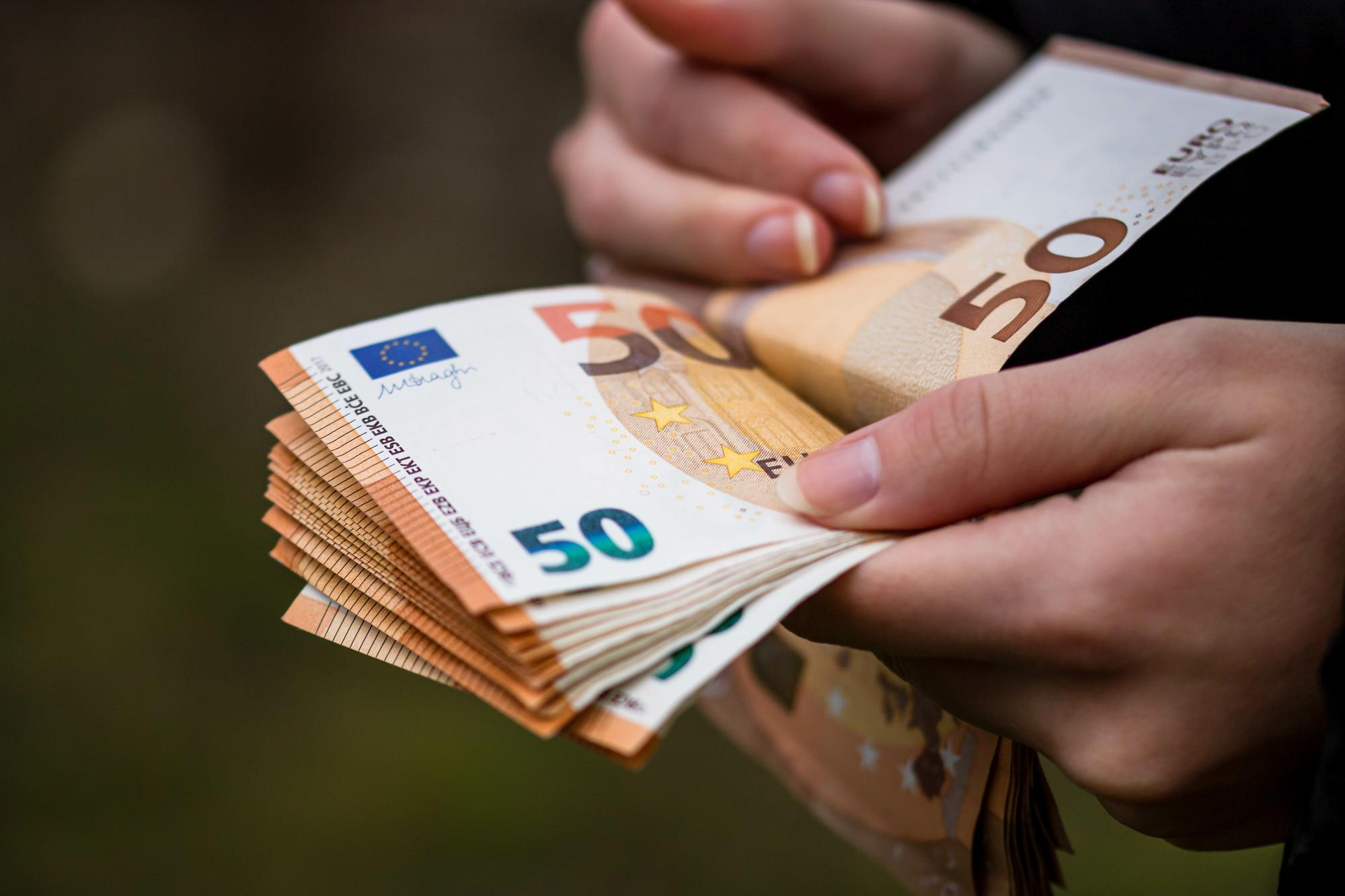 Combien gagne un VTC à son compte en 2025 ? (le vrai net)