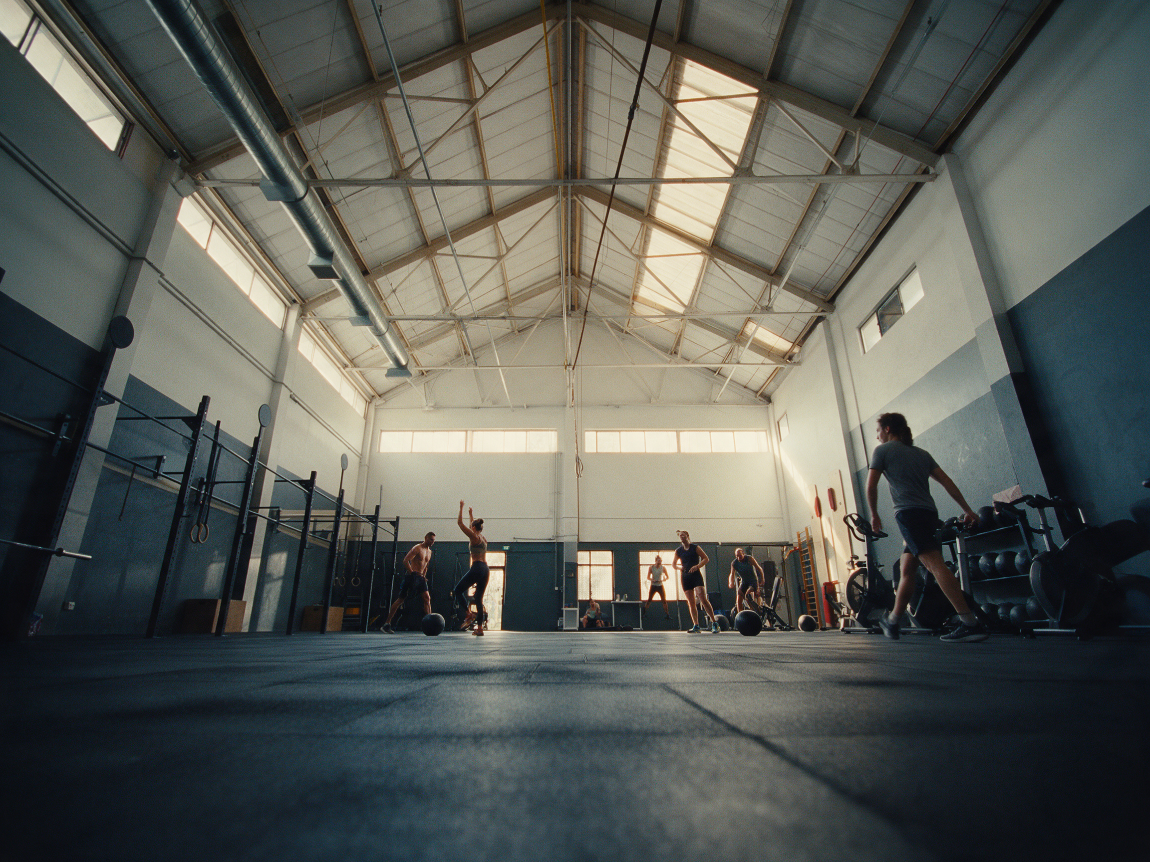 Séance collective dans une salle de sport équipée pour l’entraînement fonctionnel