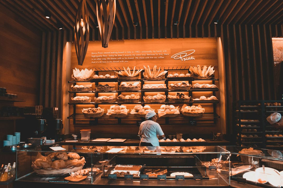 Pains et viennoiseries présentés dans une boulangerie