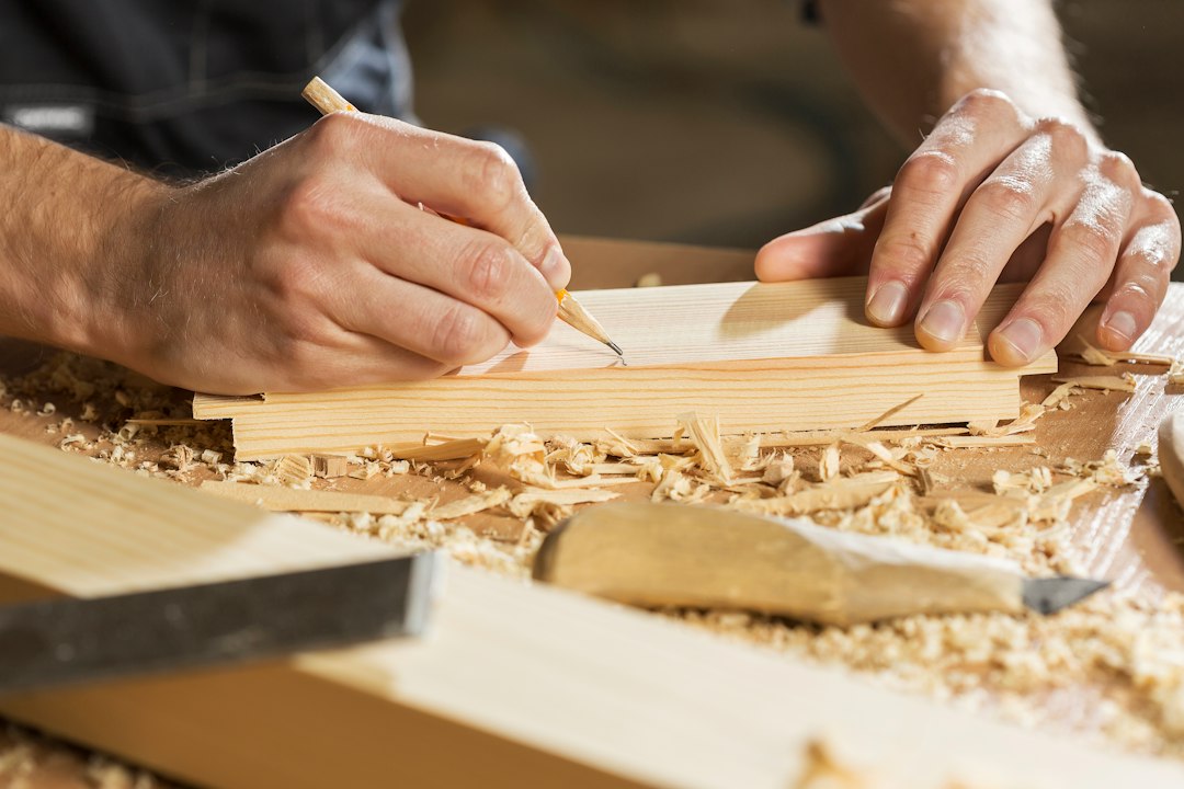 Menuisier travaillant dans un atelier de fabrication
