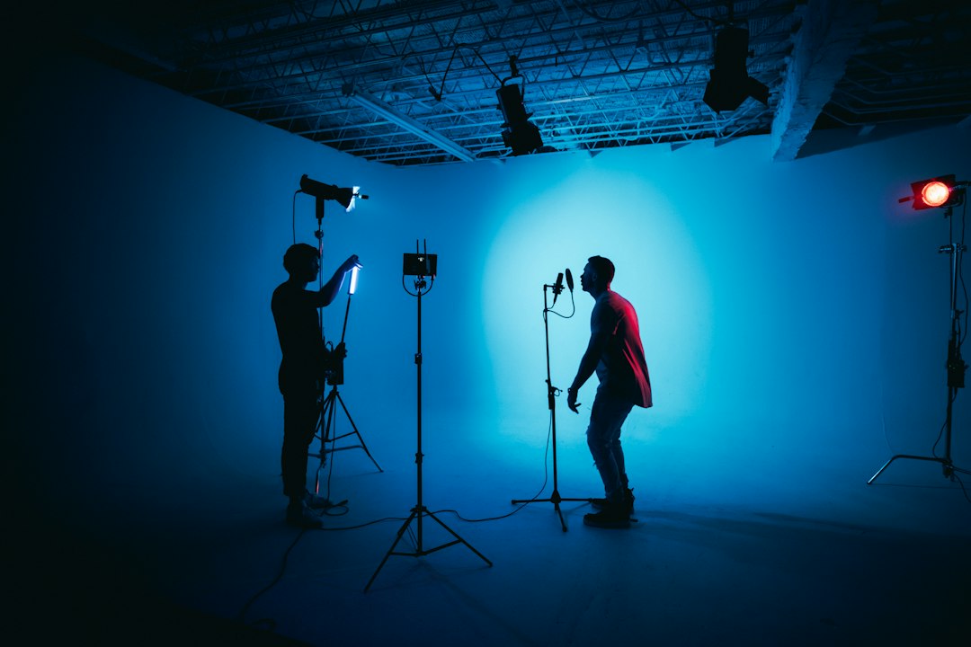 Professionnel de l’image travaillant en studio