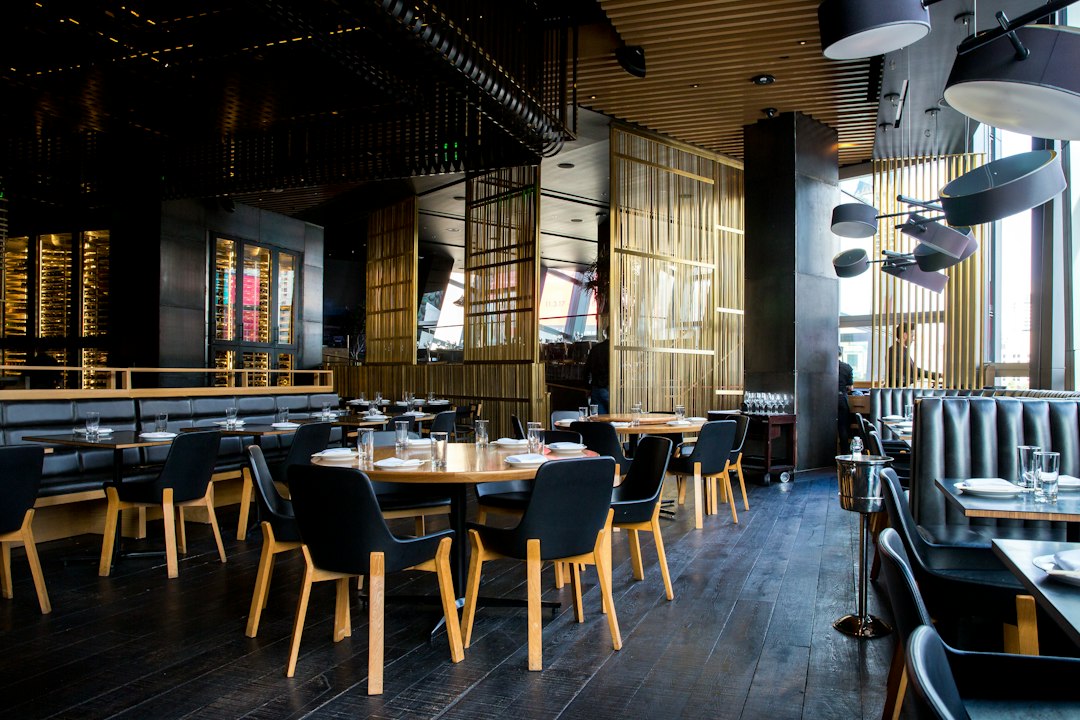 Salle de restaurant avec tables dressées