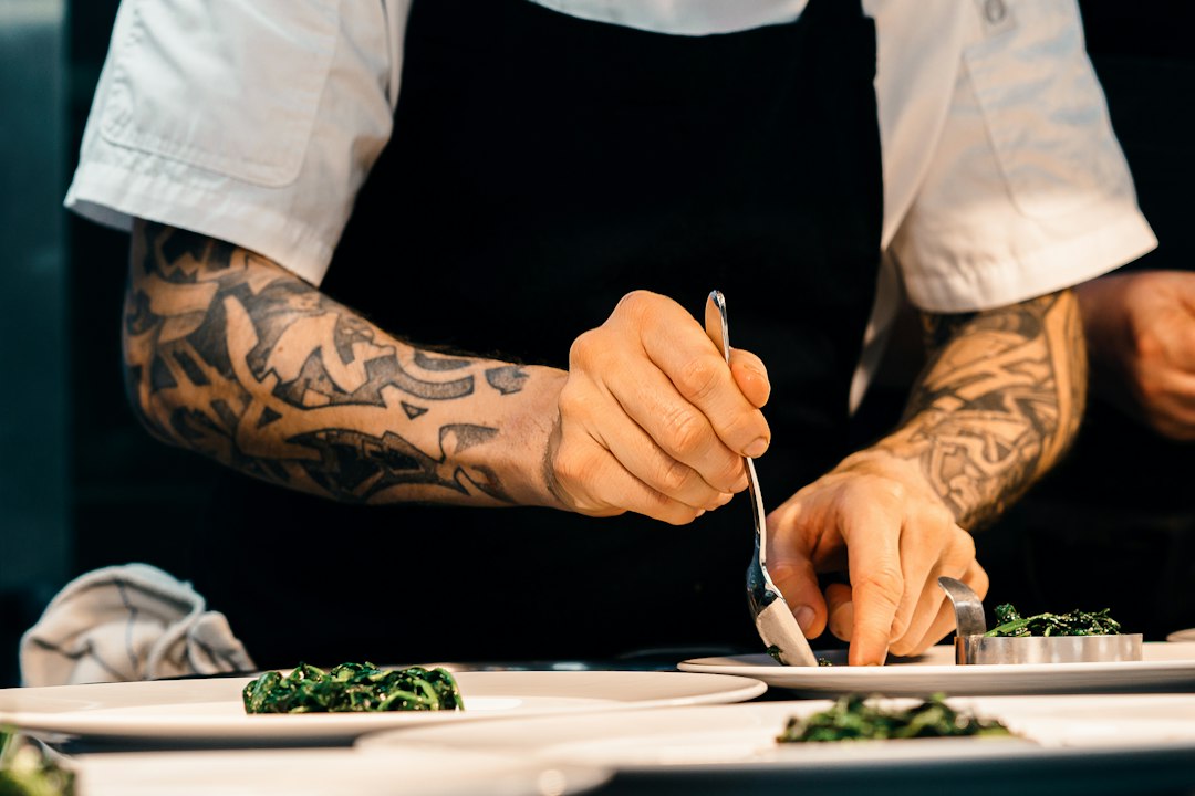 Chef préparant des assiettes dans une cuisine professionnelle